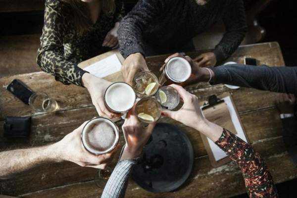 Uống trung bình 5 ly bia mỗi tuần sẽ làm bạn giảm tuổi thọ