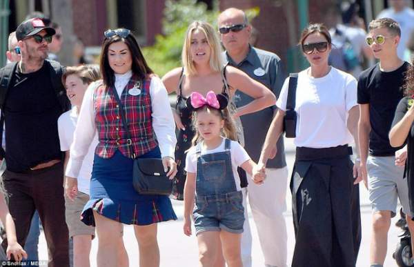 Gia đình Beckham vui vẻ đi chơi ở Disneyland 3
