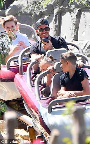 Gia đình Beckham vui vẻ đi chơi ở Disneyland 6