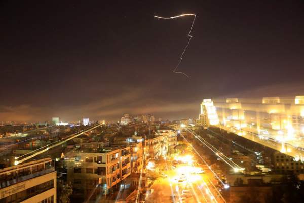 Hình ảnh tranh cãi về tuyên bố bắn hạ 71 tên lửa Mỹ của Syria 2