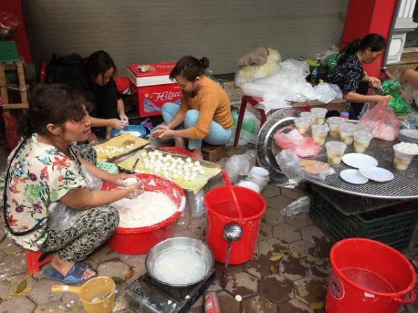 Người Hà Nội xếp hàng dài mua bánh trôi, bánh chay ăn tết Hàn thực 9