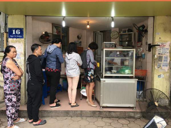 Người Hà Nội xếp hàng dài mua bánh trôi, bánh chay ăn tết Hàn thực 3