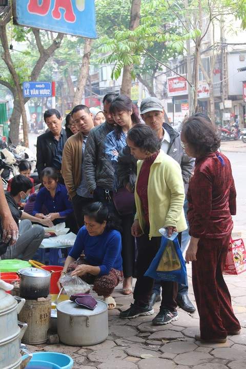 Người Hà Nội xếp hàng dài mua bánh trôi, bánh chay ăn tết Hàn thực 5