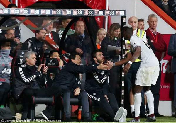 Bị thay ra sân, Paul Pogba không thèm nhìn mặt HLV Mourinho 2