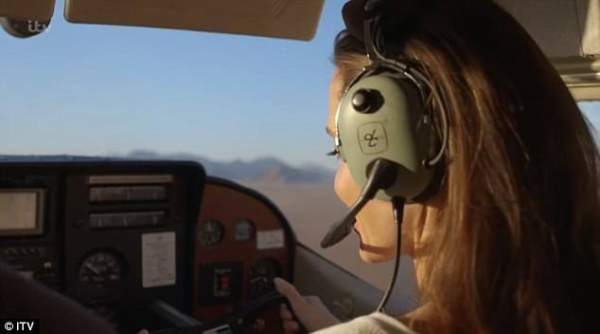 Choáng với hình ảnh Angelina Jolie tự tin điều khiển phi cơ 3