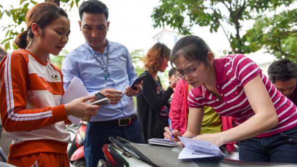 Hà Nội: Người dân xếp hàng đợi chụp ảnh "chính chủ" thuê bao di động 3