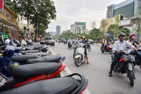 Hà Nội: Người dân xếp hàng đợi chụp ảnh "chính chủ" thuê bao di động 9