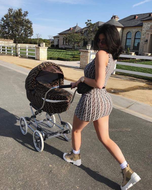 Kylie Jenner liên tục khoe con gái nhỏ 4