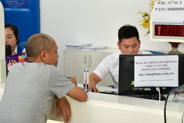 Hà Nội: Người dân xếp hàng đợi chụp ảnh "chính chủ" thuê bao di động 11