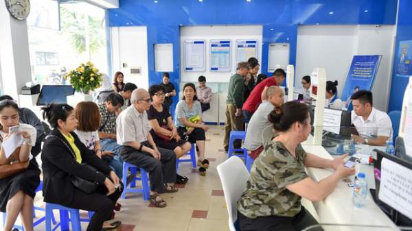 Hà Nội: Người dân xếp hàng đợi chụp ảnh "chính chủ" thuê bao di động 10