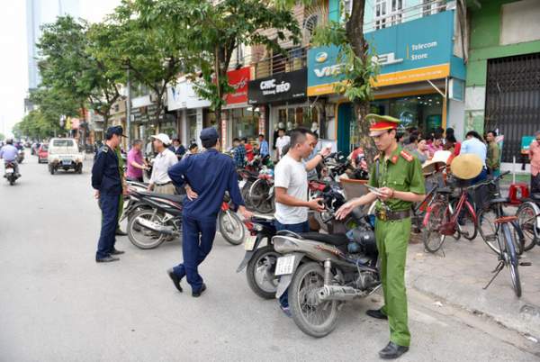 Hà Nội: Người dân xếp hàng đợi chụp ảnh "chính chủ" thuê bao di động 4