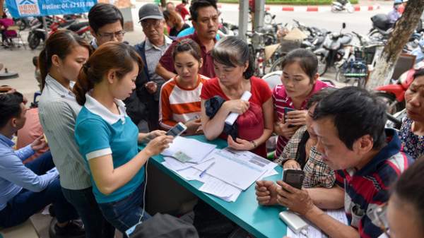 Hà Nội: Người dân xếp hàng đợi chụp ảnh "chính chủ" thuê bao di động 2