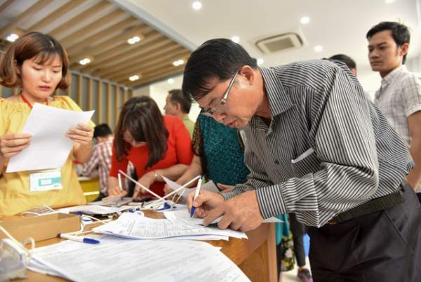 Hà Nội: Người dân xếp hàng đợi chụp ảnh "chính chủ" thuê bao di động 6