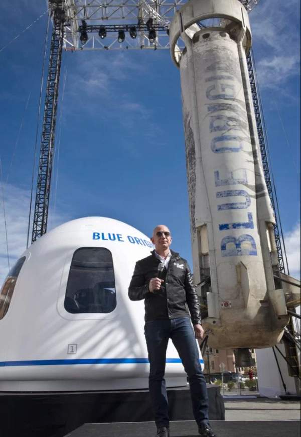 Công ty Blue Origin có thể sẽ cho du khách thám hiểm không gian trong năm nay 3