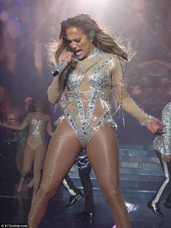 Jennifer Lopez: 48 tuổi vẫn cực cuốn hút 2