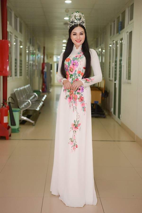 Nữ Hoàng Trần Huyền Nhung làm giám khảo quyền lực chung kết hoa khôi du lịch UFM 10