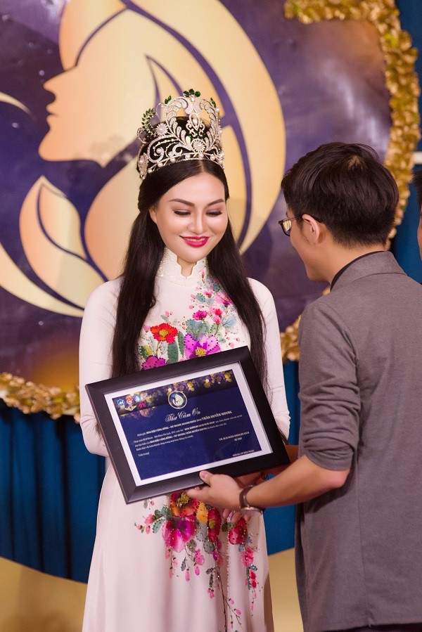 Nữ Hoàng Trần Huyền Nhung làm giám khảo quyền lực chung kết hoa khôi du lịch UFM 5