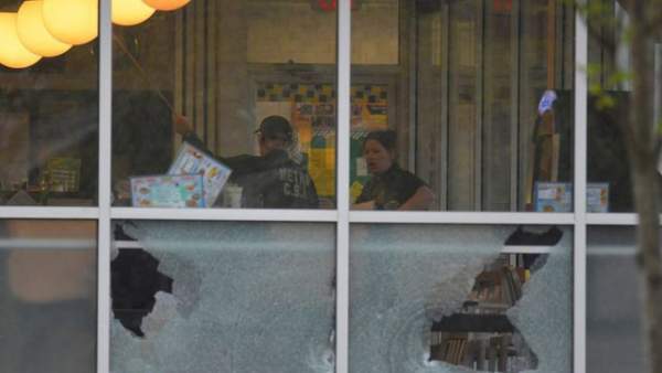 Tay súng khỏa thân sát hại 4 người tại nhà hàng Mỹ 2