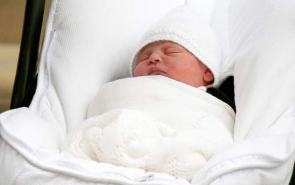 Hình ảnh đầu tiên về Hoàng tử bé vừa chào đời của Hoàng gia Anh 2