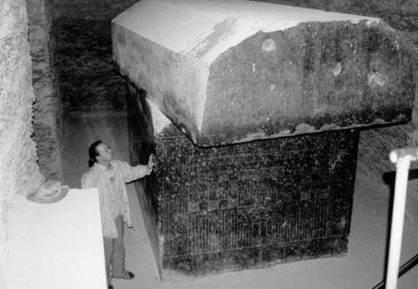 Những cỗ quan tài đen trăm tấn gần kim tự tháp Ai Cập 3