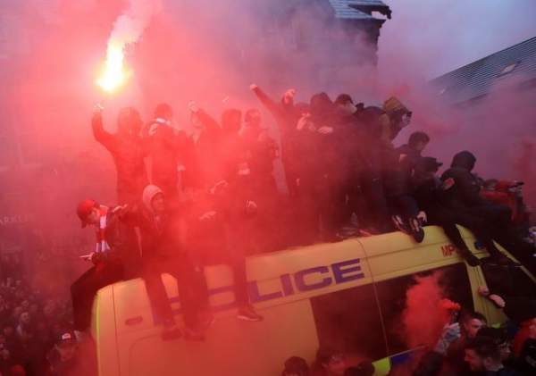 CĐV Liverpool nhảy lên xe cảnh sát, làm loạn trước trận gặp AS Roma 3