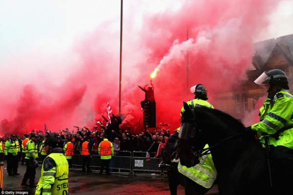 CĐV Liverpool nhảy lên xe cảnh sát, làm loạn trước trận gặp AS Roma 6