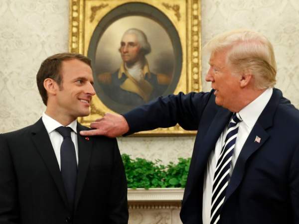 Màn bắt tay "giật và kéo" của Tổng thống Trump và Tổng thống Pháp 3