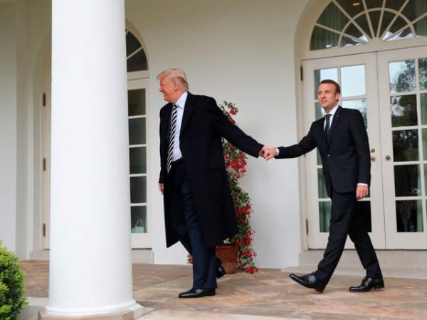 Màn bắt tay "giật và kéo" của Tổng thống Trump và Tổng thống Pháp 2