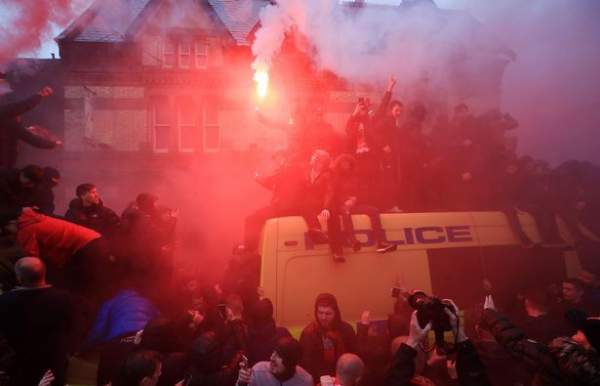 CĐV Liverpool nhảy lên xe cảnh sát, làm loạn trước trận gặp AS Roma 4