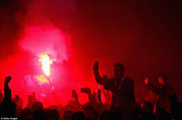CĐV Liverpool nhảy lên xe cảnh sát, làm loạn trước trận gặp AS Roma 7