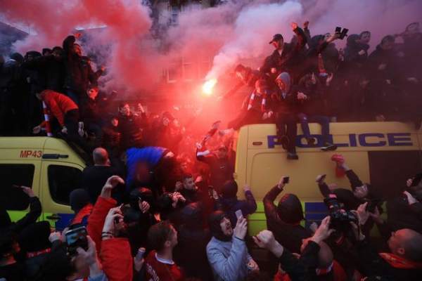 CĐV Liverpool nhảy lên xe cảnh sát, làm loạn trước trận gặp AS Roma 2