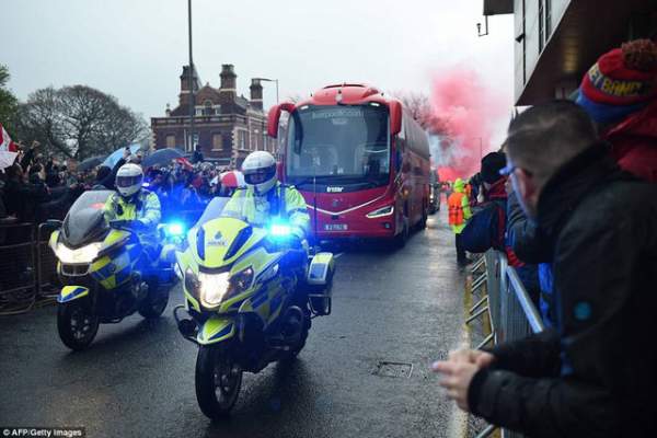 CĐV Liverpool nhảy lên xe cảnh sát, làm loạn trước trận gặp AS Roma 10