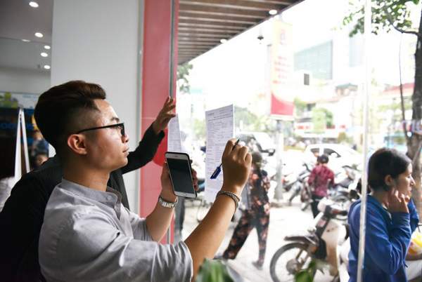 Hà Nội: Người dân mệt mỏi đi bổ sung thông tin cá nhân cho thuê bao 8