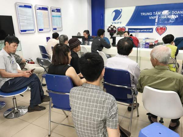 Hà Nội: Người dân mệt mỏi đi bổ sung thông tin cá nhân cho thuê bao 13