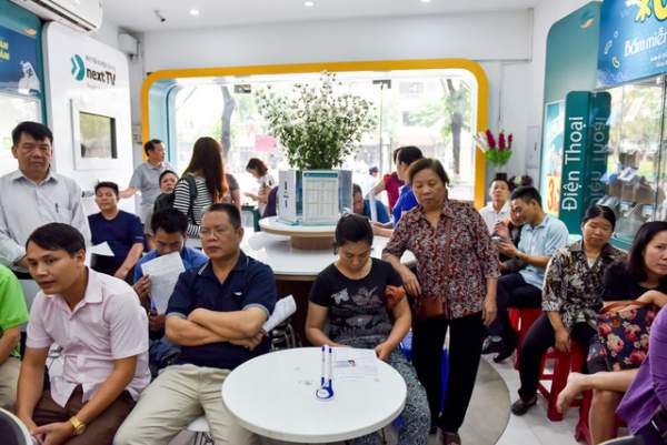Hà Nội: Người dân mệt mỏi đi bổ sung thông tin cá nhân cho thuê bao 12