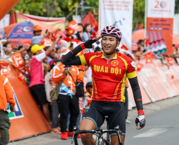 Nguyễn Thành Tâm tiến gần đến áo vàng chung cuộc giải xe đạp xuyên Việt 2018 1