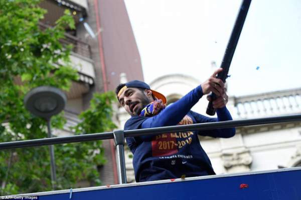 Barcelona diễu hành xe bus ăn mừng cú đúp danh hiệu 10