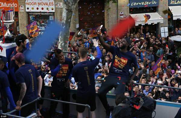 Barcelona diễu hành xe bus ăn mừng cú đúp danh hiệu 11