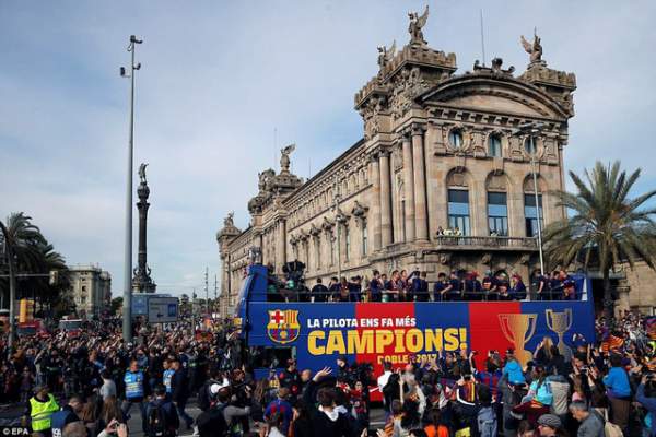 Barcelona diễu hành xe bus ăn mừng cú đúp danh hiệu 7