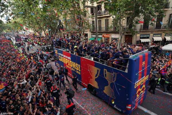 Barcelona diễu hành xe bus ăn mừng cú đúp danh hiệu 9