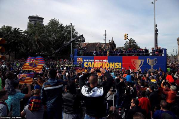 Barcelona diễu hành xe bus ăn mừng cú đúp danh hiệu 2