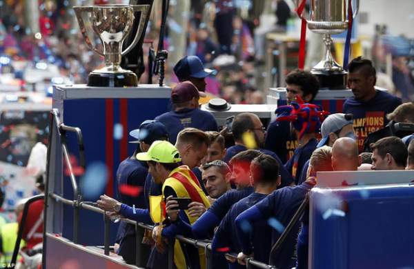 Barcelona diễu hành xe bus ăn mừng cú đúp danh hiệu 8