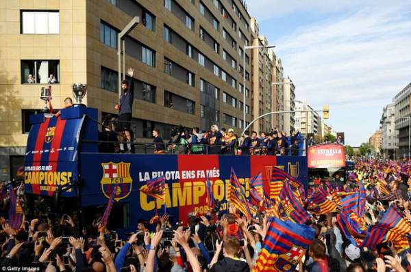 Barcelona diễu hành xe bus ăn mừng cú đúp danh hiệu 4