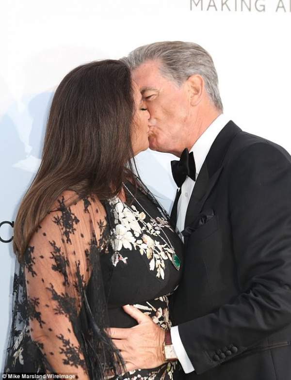 "Điệp viên 007" Pierce Brosnan hôn vợ say đắm tại sự kiện 3
