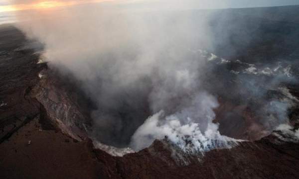 Khói và dung nham đỏ rực phun trào từ miệng núi lửa Hawaii 5