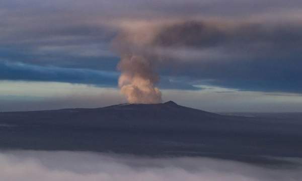 Khói và dung nham đỏ rực phun trào từ miệng núi lửa Hawaii 6