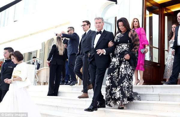 "Điệp viên 007" Pierce Brosnan hôn vợ say đắm tại sự kiện 10