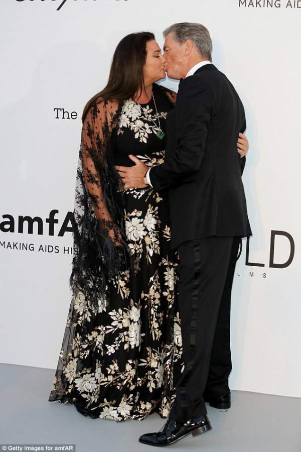 "Điệp viên 007" Pierce Brosnan hôn vợ say đắm tại sự kiện 8