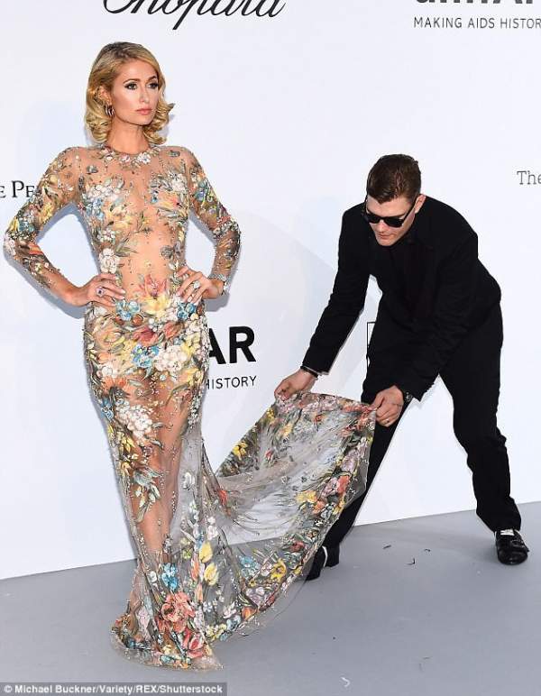 Paris Hilton liên tục được bạn trai chỉnh váy