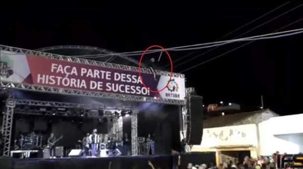 Khán giả thiệt mạng vì… trèo lên nóc sân khấu